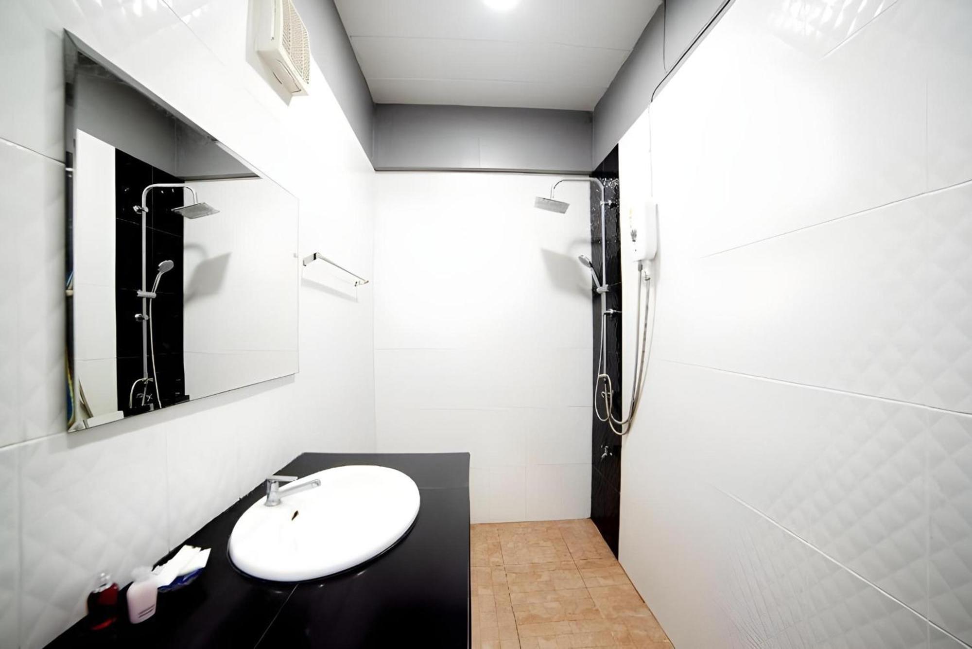 Oyo 465 Krung Kao Traveller Lodge Phranakhonszi Ajutthaja Kültér fotó